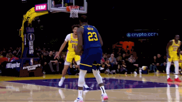 詹姆斯在勇士比赛中高光表现，战术调整引发热议！